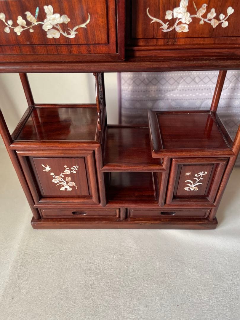 螺鈿細工 小ぶり 茶箪笥 飾り棚 段違い茶壷棚 和風飾り棚 透かし彫り 茶道具