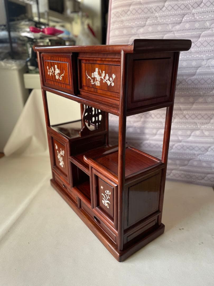 螺鈿細工 小ぶり 茶箪笥 飾り棚 段違い茶壷棚 和風飾り棚 透かし彫り 茶道具