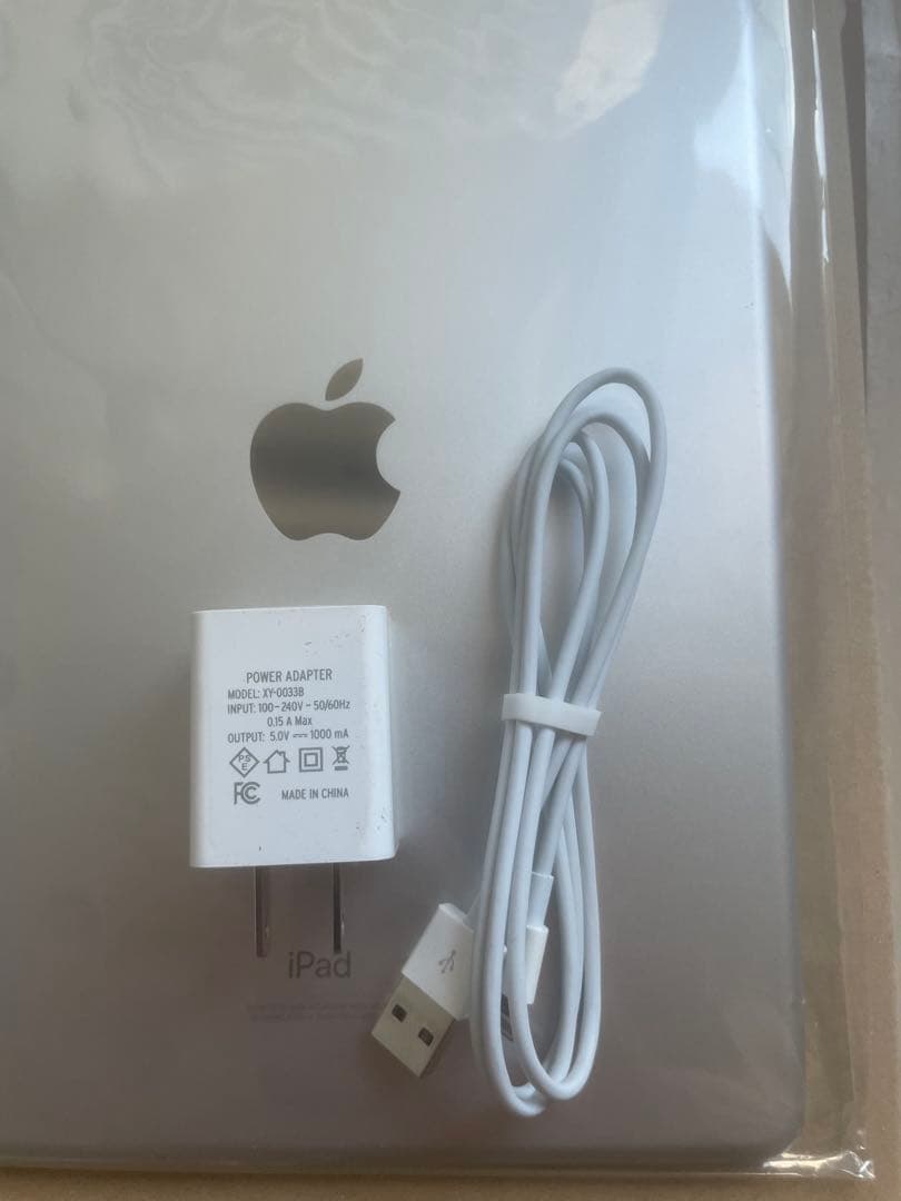 Apple iPad シルバー 本体 第8世代　充電器付き