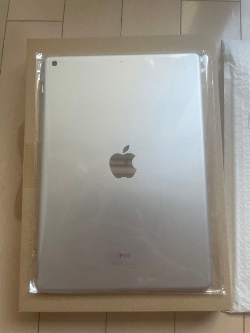 Apple iPad シルバー 本体 第8世代　充電器付き