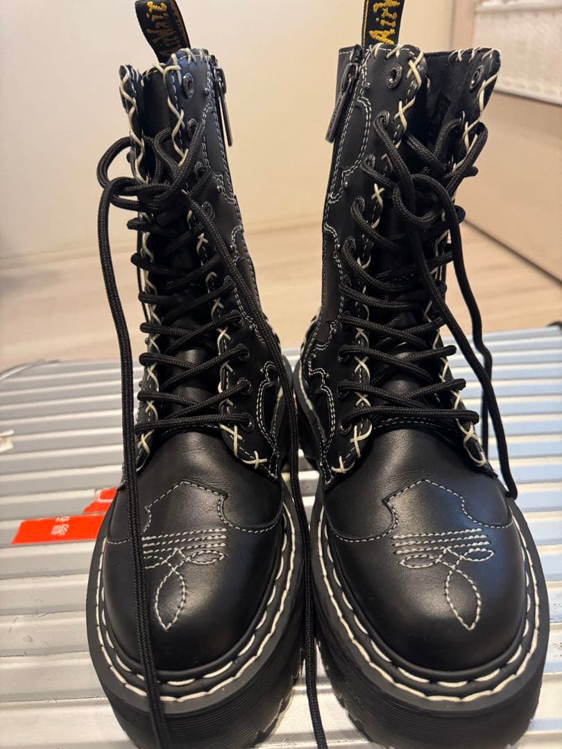 Dr. Martens JADON HI ゴシックアメリカーナ 10ホールブーツ