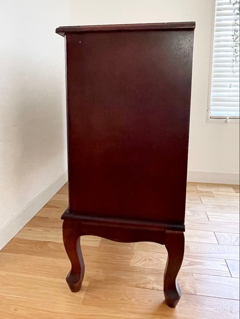 クラシックな雰囲気漂うアンティーク調のサイドボード、キャビネット、棚