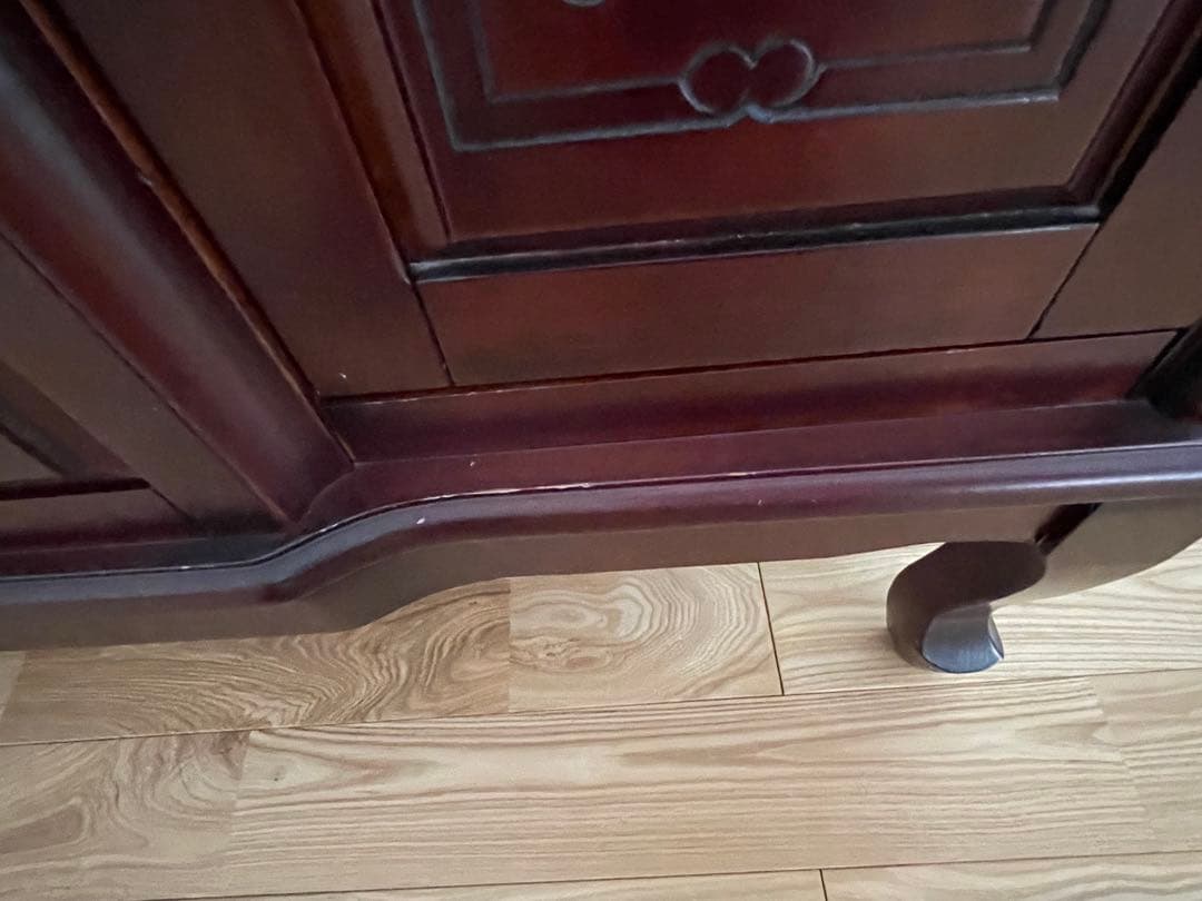 クラシックな雰囲気漂うアンティーク調のサイドボード、キャビネット、棚