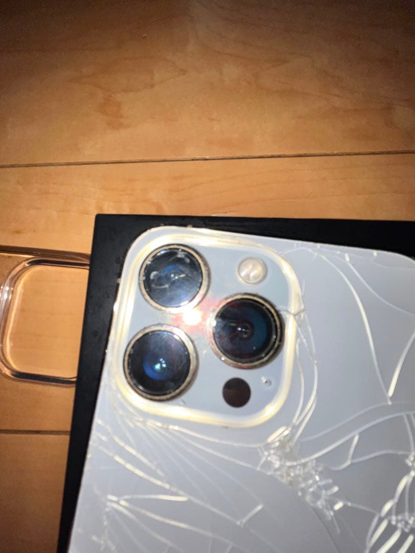 iPhone13Pro 256GB ゴールド　背面、レンズ割れ