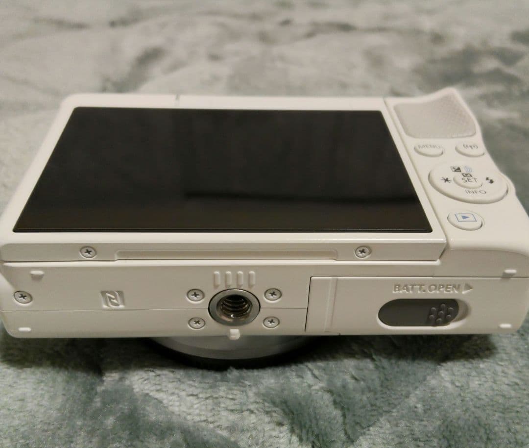 Canon Eos m100 ミラーレスホワイト　レンズ２本付き