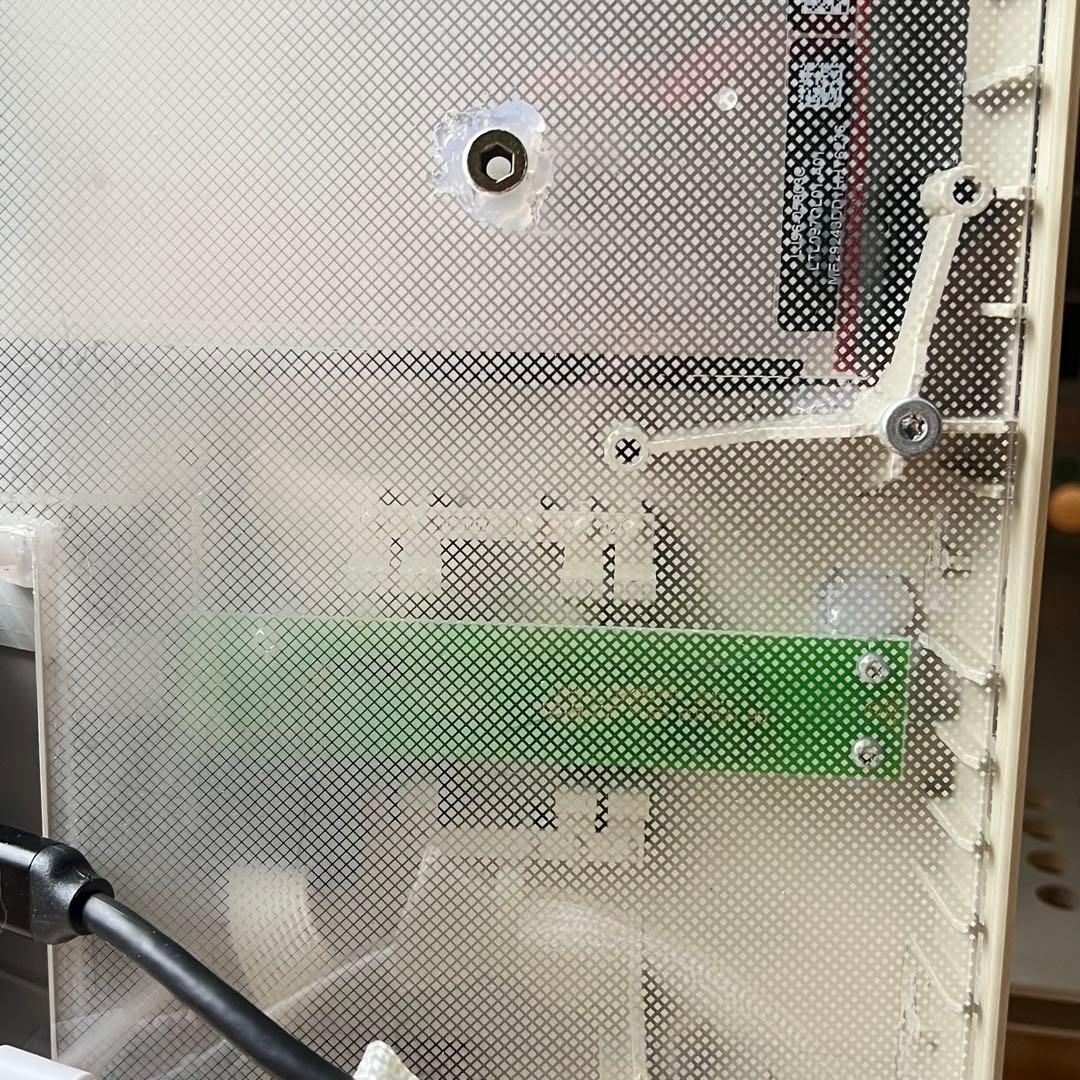 カラクラの筐体にiPadの液晶とHDMIコントローラーを組み込んだもの VESA