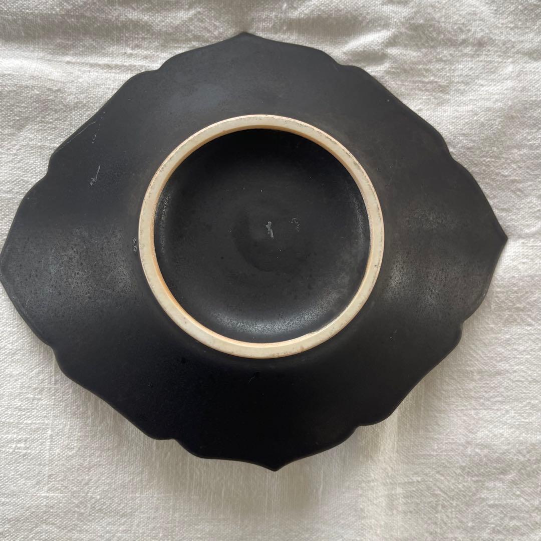 人気作家 木下和美さんの黒釉輪花ひし形皿