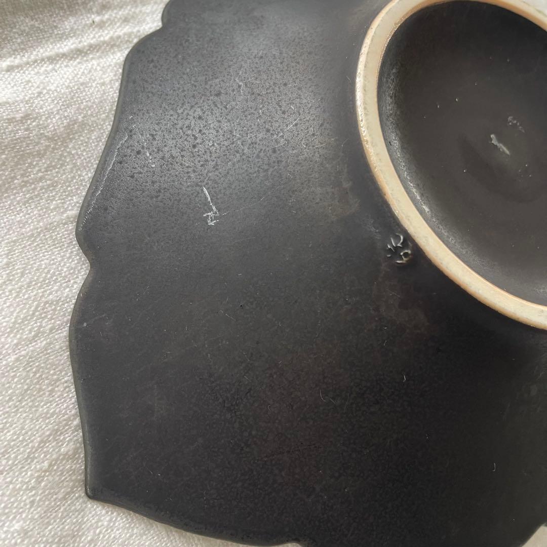 人気作家 木下和美さんの黒釉輪花ひし形皿