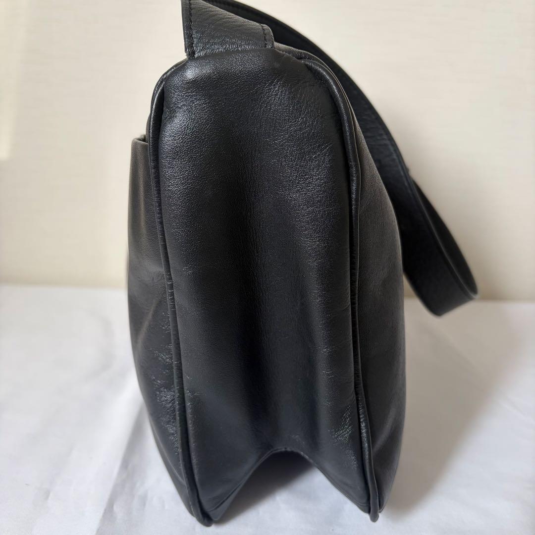 イアパピヨネ　スワローマチショルダーバッグ　レザー　ブラック