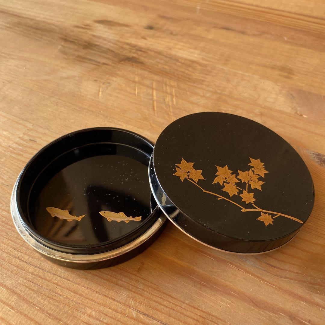 茶道具　加賀塗師　泉斎造　青楓に鮎蒔絵銀ブチ香合(共箱) ○