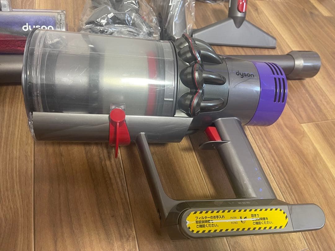 ダイソンDyson V10 (sv12)の充電式掃除機、ブラシノズル付き。