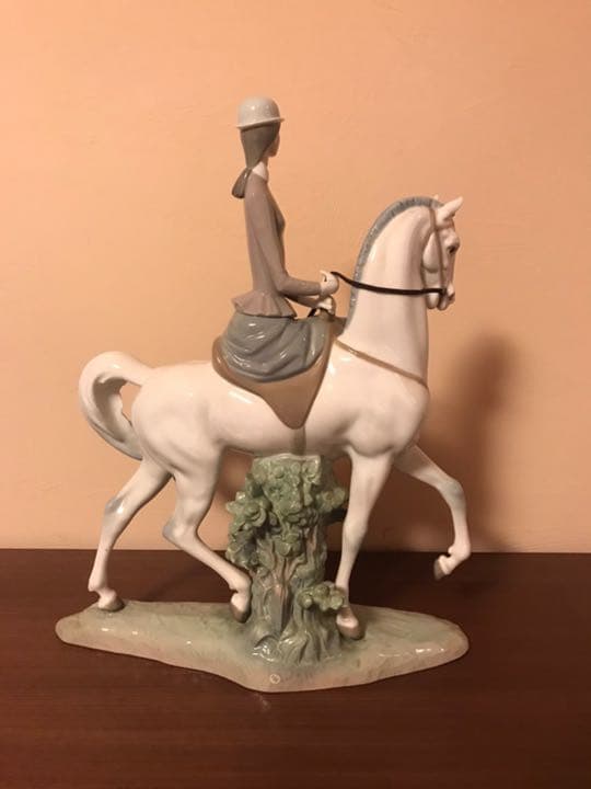 リヤドロ　白い馬の少女