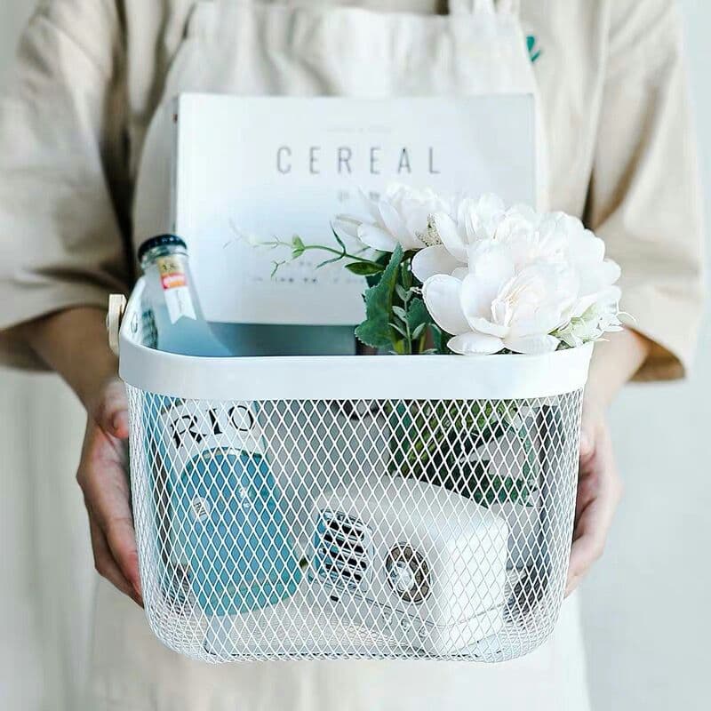 アイデア鉄工芸家は、テーブルにフルーツバスケットを収納します