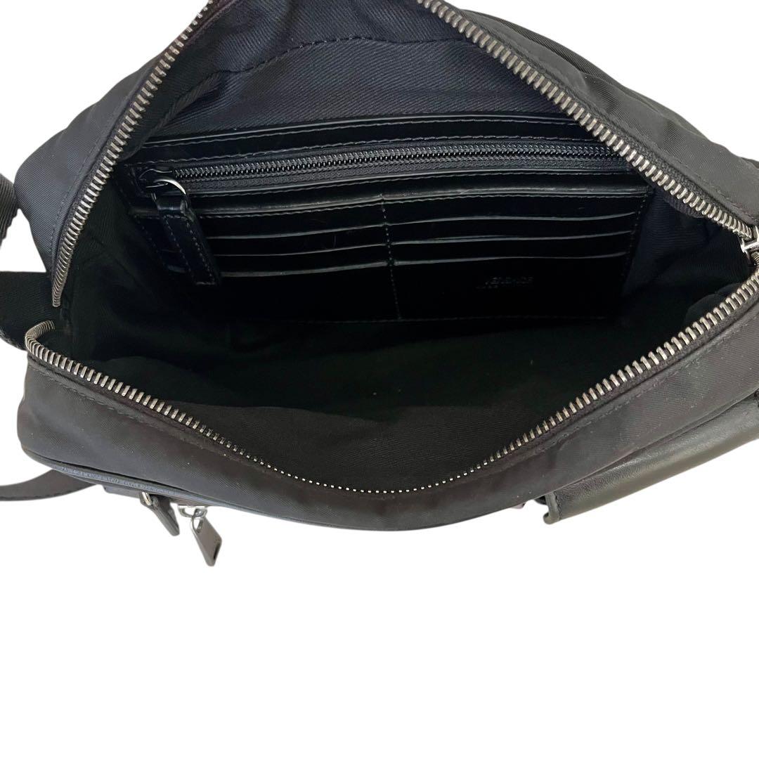 人気　ヴェルサーチ　ショルダーバッグ　斜めがけ　チェック　ブラック　黒　メンズ