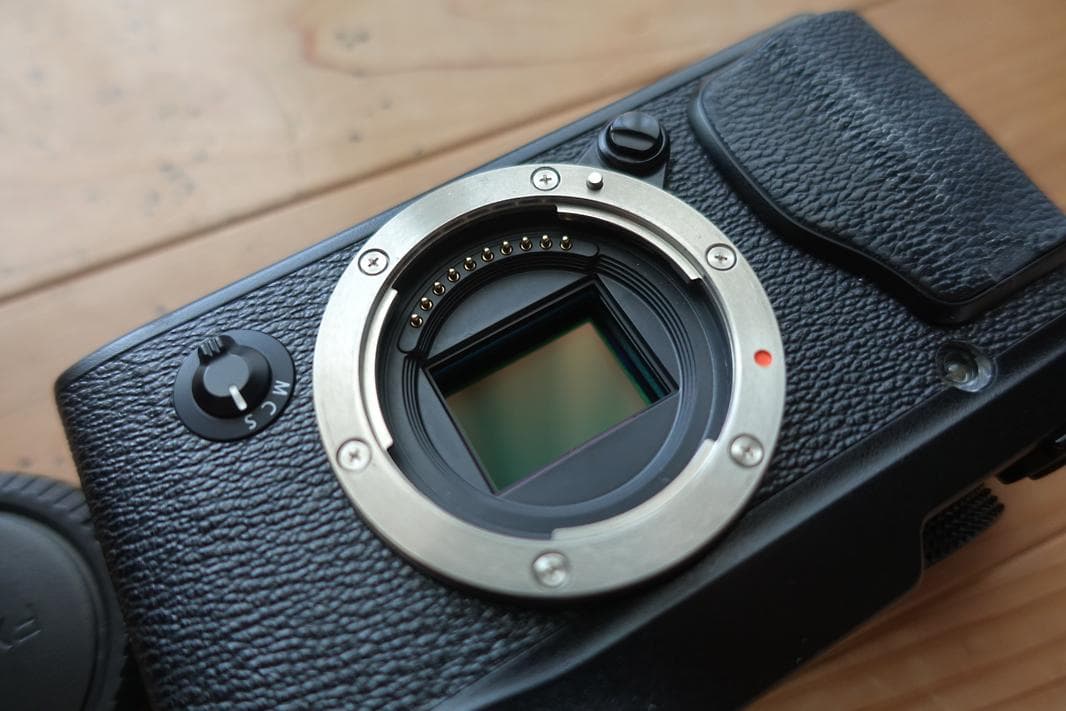 富士フイルム X-E2 ボディ ブラック_カメラブラケット付き