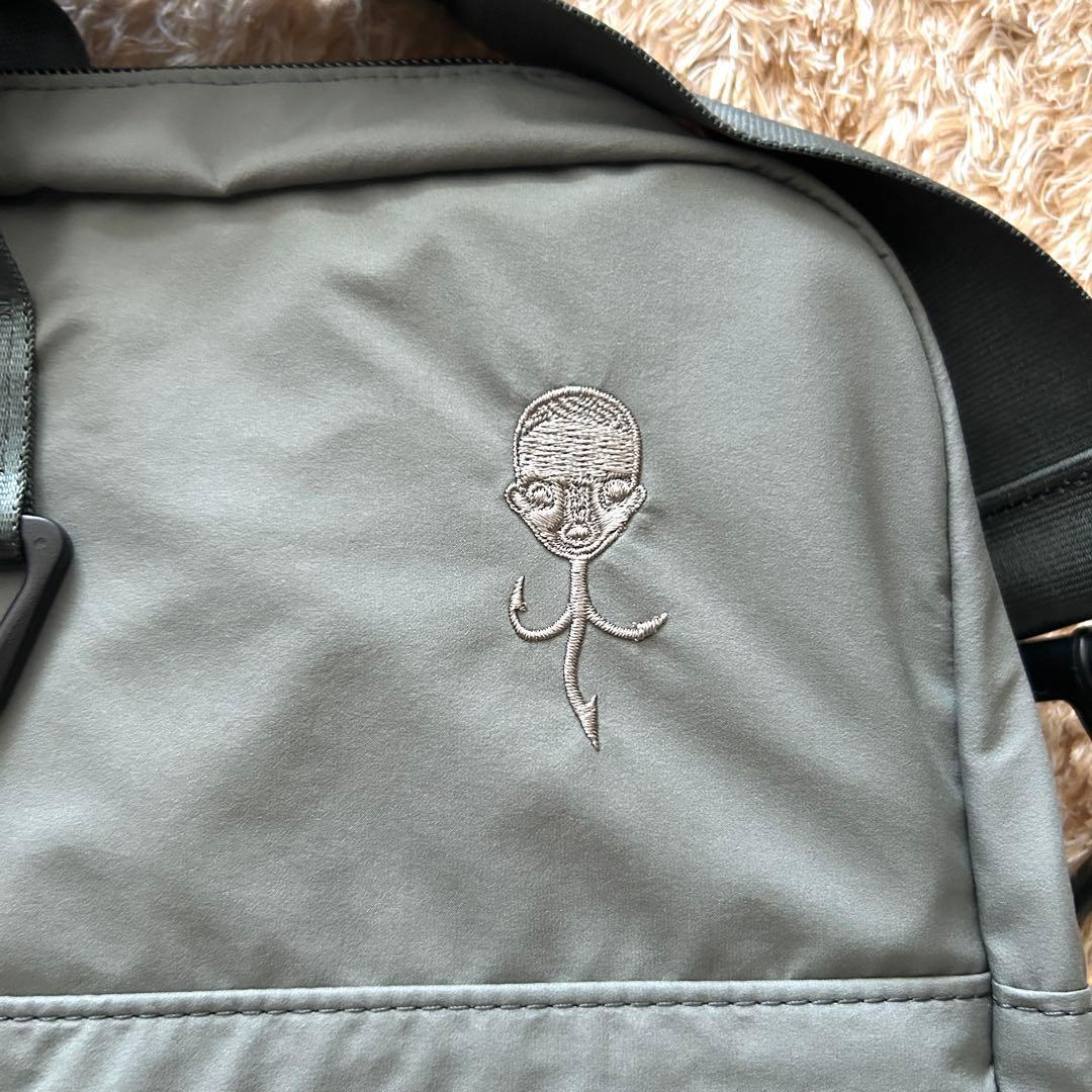 ディーベック オールモストブラック ヘルメットバッグ ショルダーバッグ カーキ