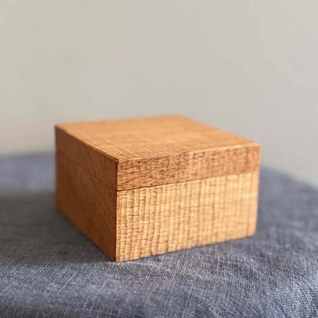 富井貴志さん　くり抜き全面彫りのバターケース