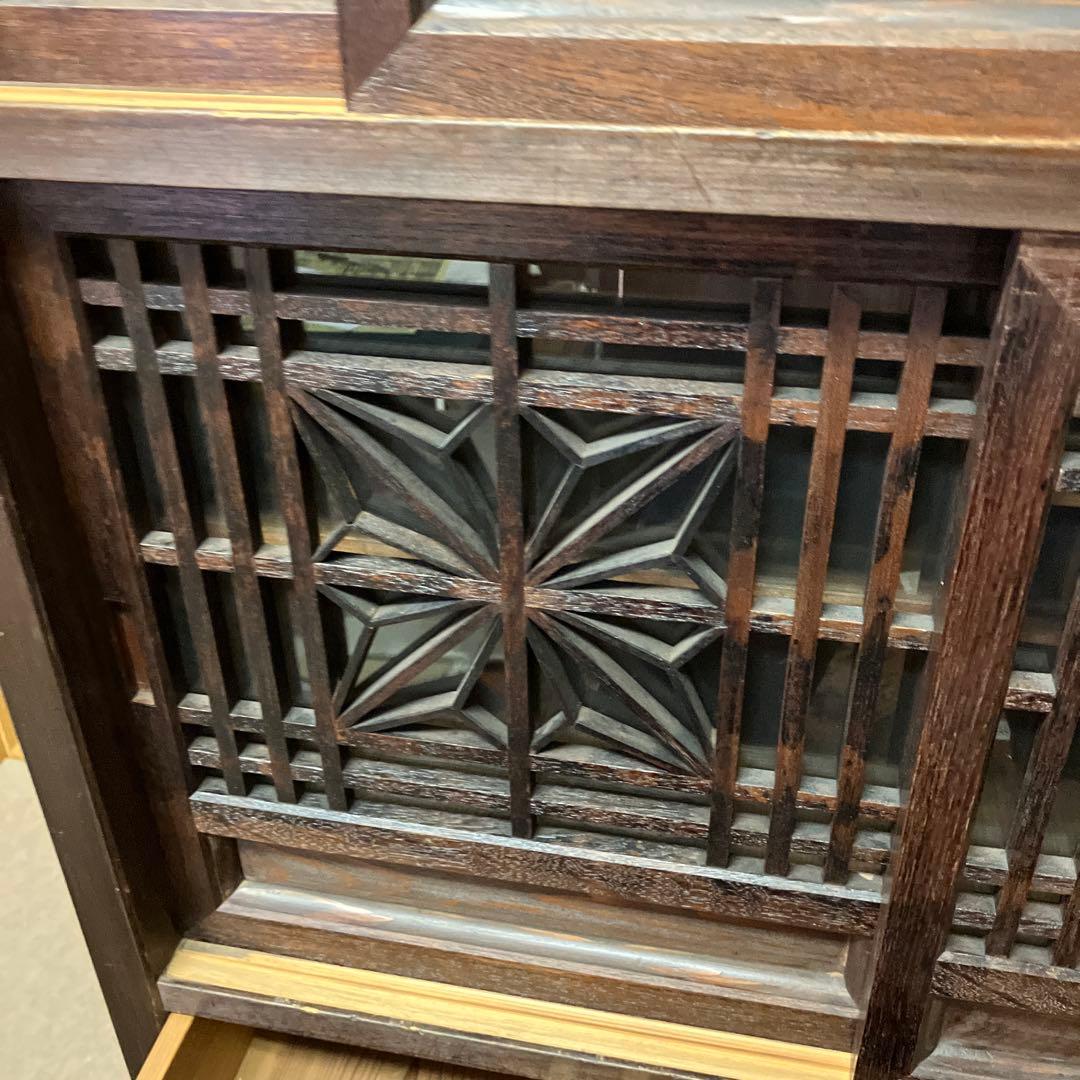「組子細工のガラス入り引き戸」のある大正〜昭和時代のレトロな水屋箪笥
