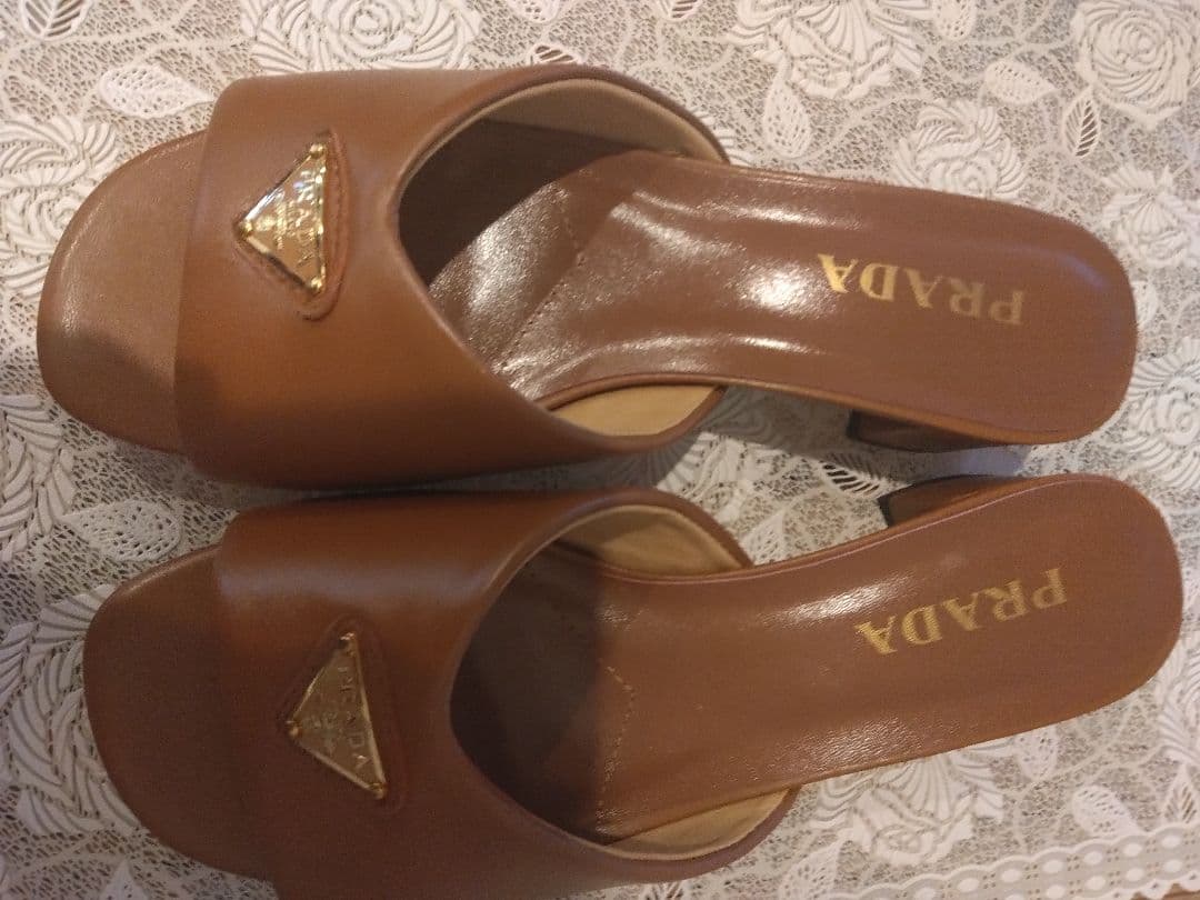 PRADAミュール、キャメル色