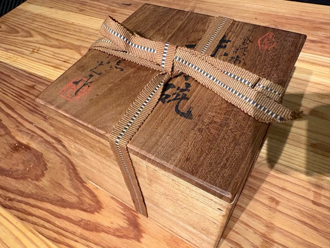 【クリスマス期間限定値下げ】　九谷焼　華山（または華峯）の金彩椿絵抹茶碗　茶道具