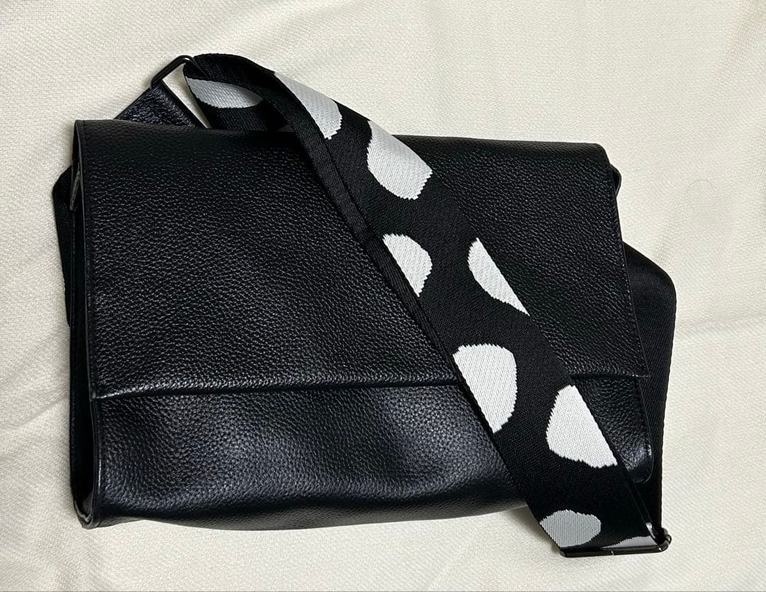 イアパピヨネ ワイド柄テープショルダーバッグ　ダルメシアン　ブラック