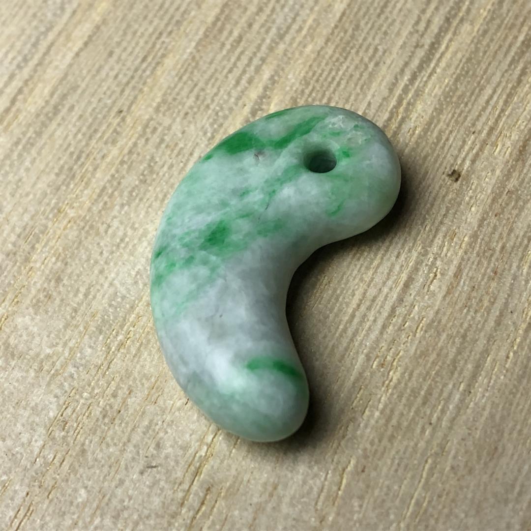 本翡翠 勾玉 天然石　瑪瑙｜穴あき・2点　お守りに