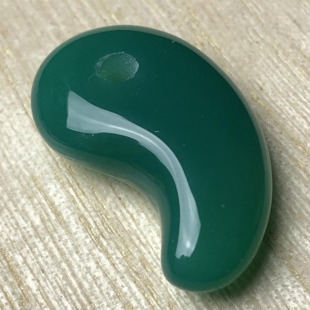 本翡翠 勾玉 天然石　瑪瑙｜穴あき・2点　お守りに