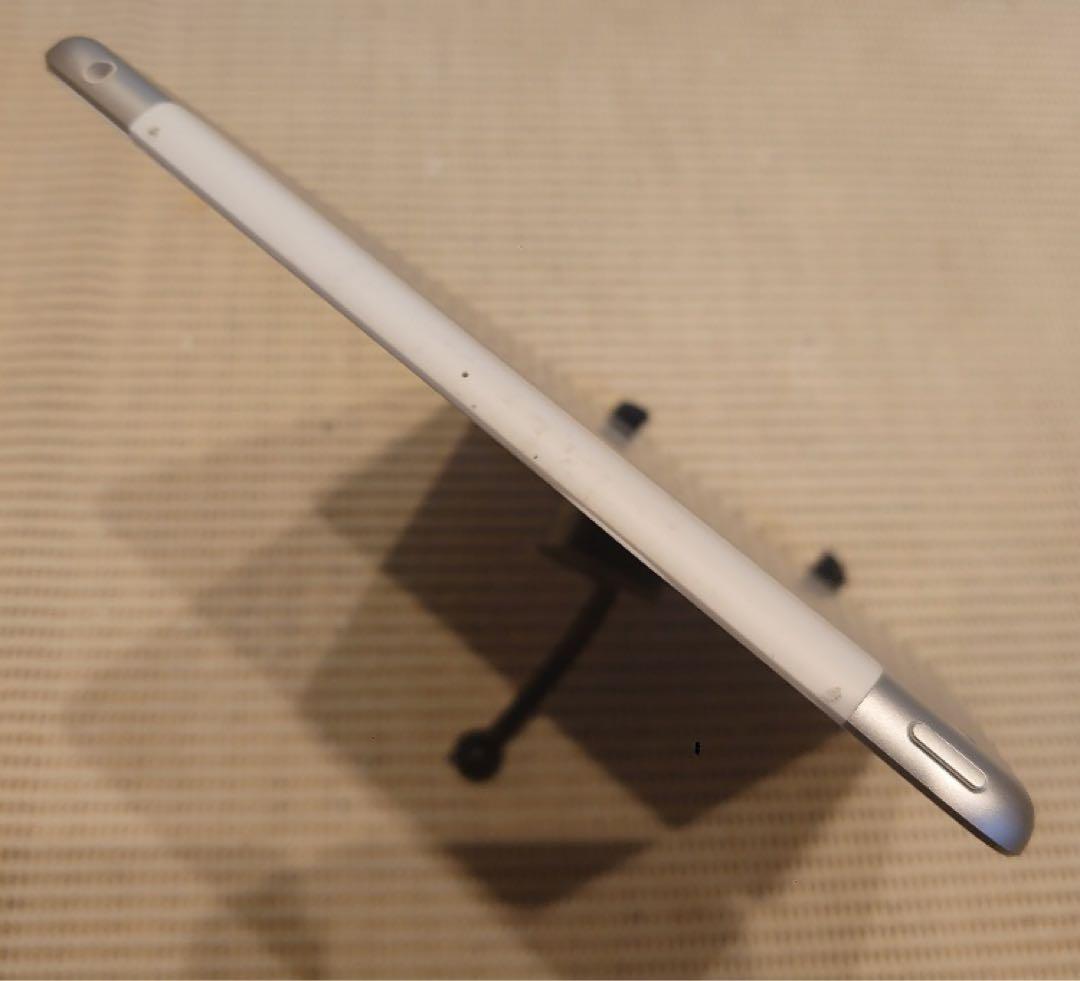 動作品SIMフリーiPad第8世代本体128GB送料込ジャンク品CQ1KR