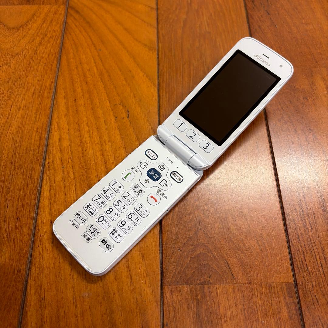 ⭐︎使用期間2ヶ月⭐︎docomo⭐︎らくらくホン⭐︎F-01M⭐︎ホワイト⭐︎