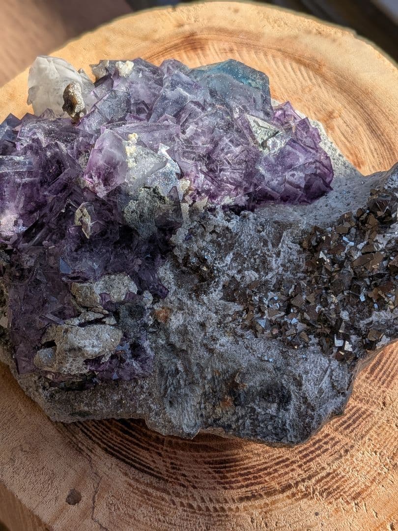 フローライトバイカラー　パイライト　カルサイト共生原石