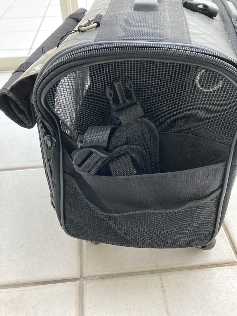 タグ付き新品　犬の黒いキルティングキャリーバッグ