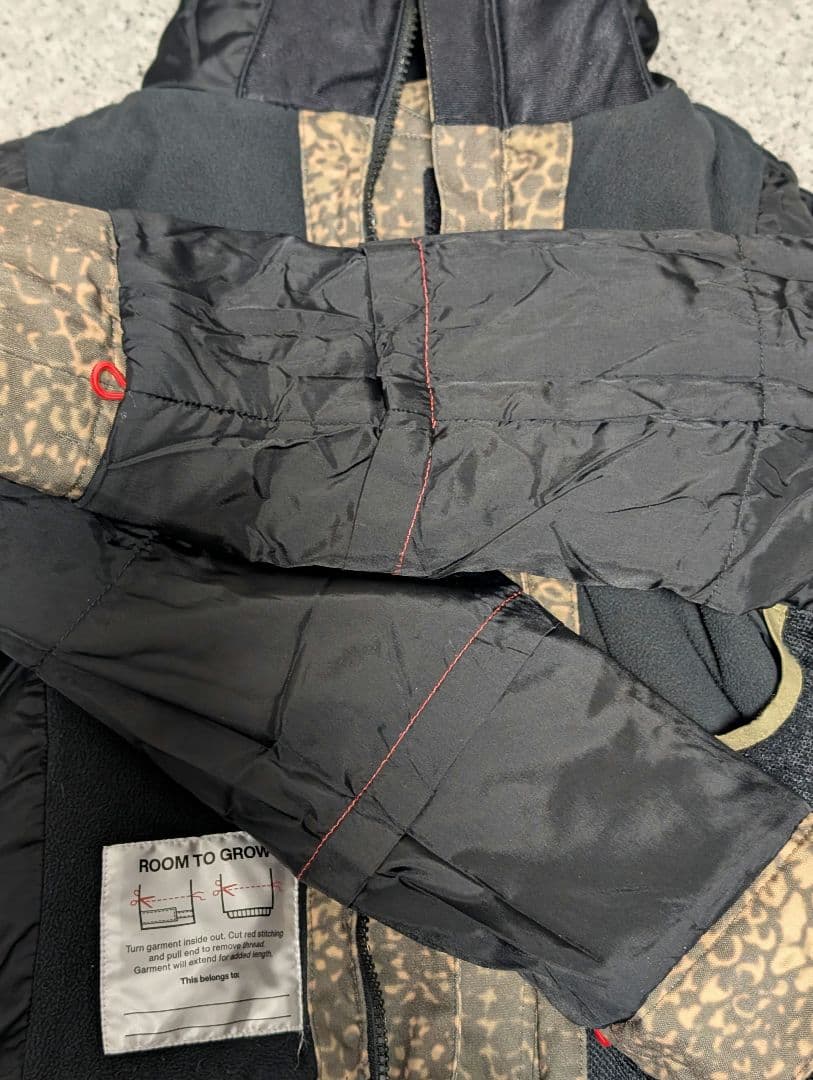 BURTON 迷彩柄orヒョウ柄 スノーボードジャケット　KIDS　Lサイズ