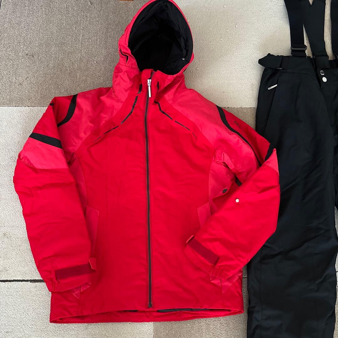 デサント赤いジャケットと黒いパンツのセット
