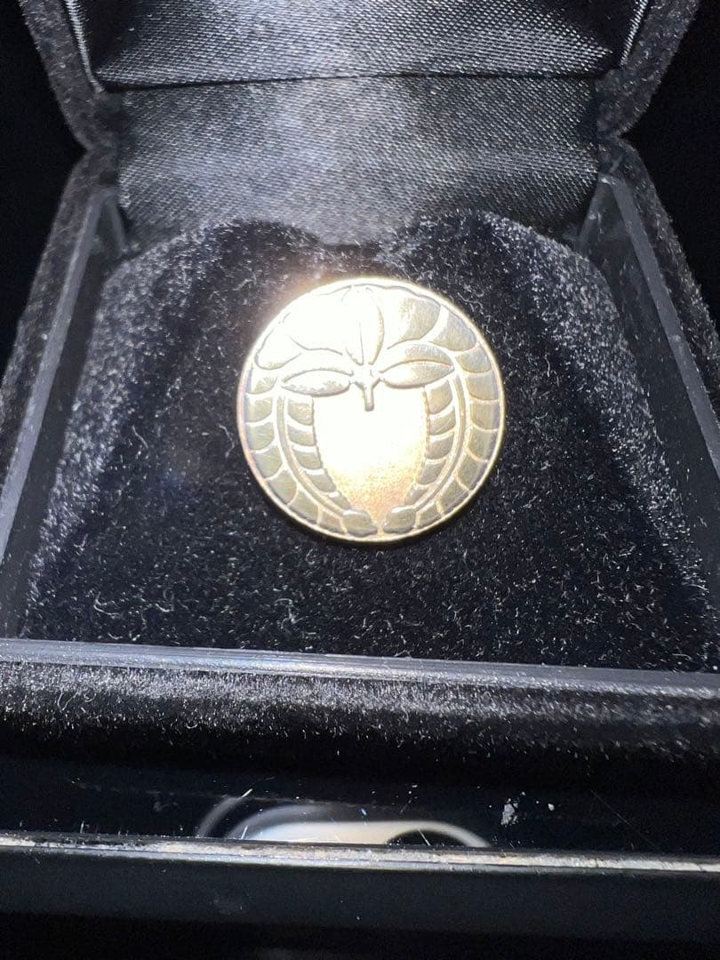 家紋バッチ(下がり藤)