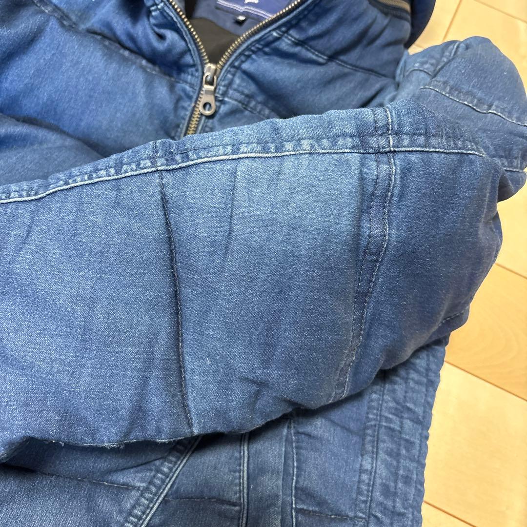 フード付きダークブルーダウンジャケット