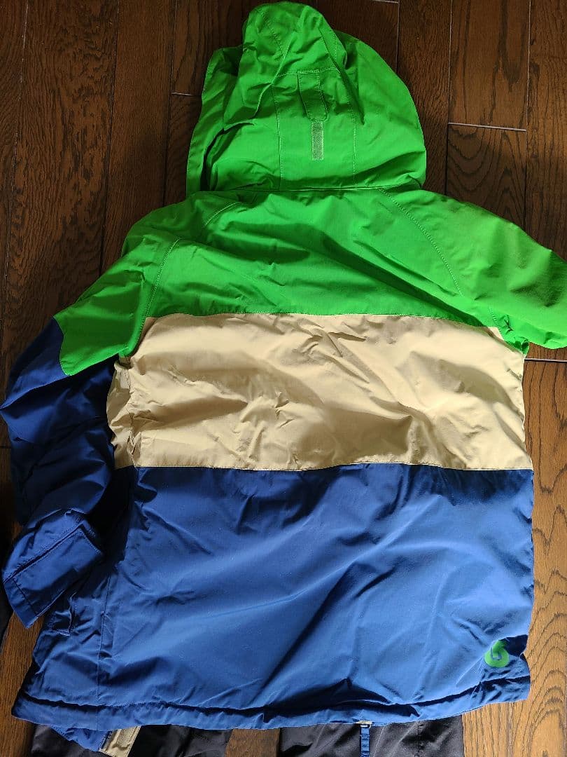 BURTON子ども用スノーボードウェア（緑・青・ベージュ）