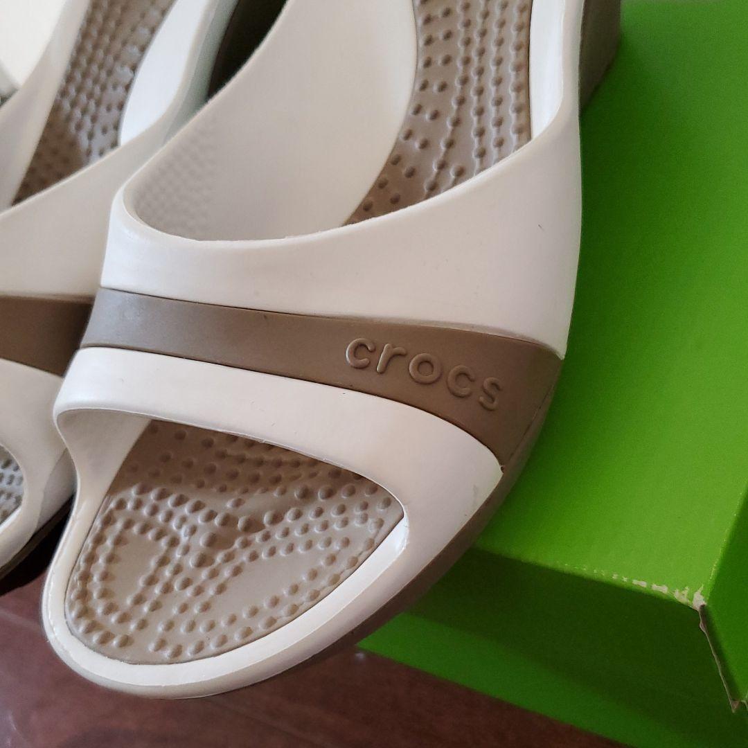 CROCS ササリ W8 ビーチサンダル ホワイト/カーキ