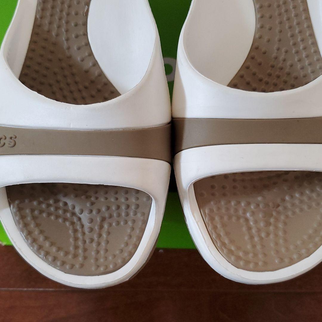 CROCS ササリ W8 ビーチサンダル ホワイト/カーキ