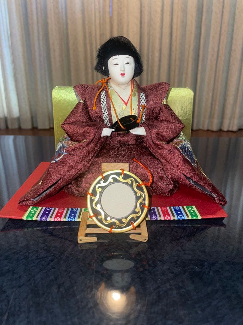 雛人形 伝統的和装 金色赤色