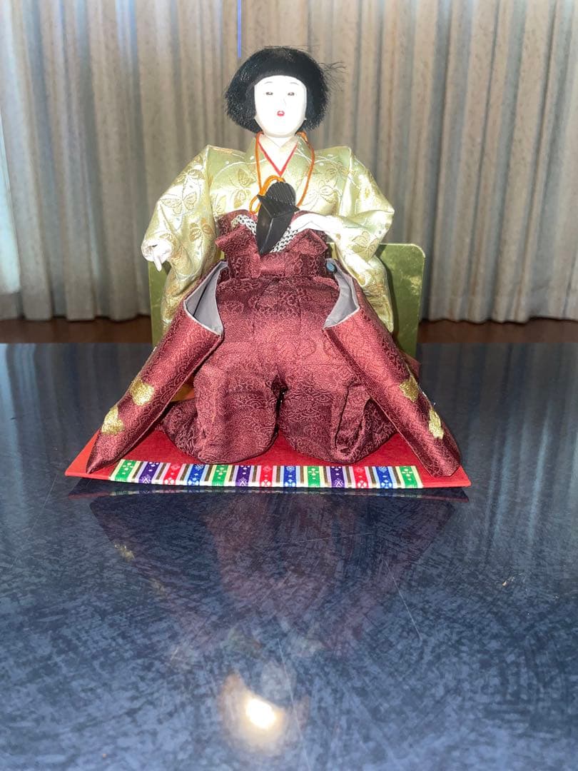 雛人形 伝統的和装 金色赤色