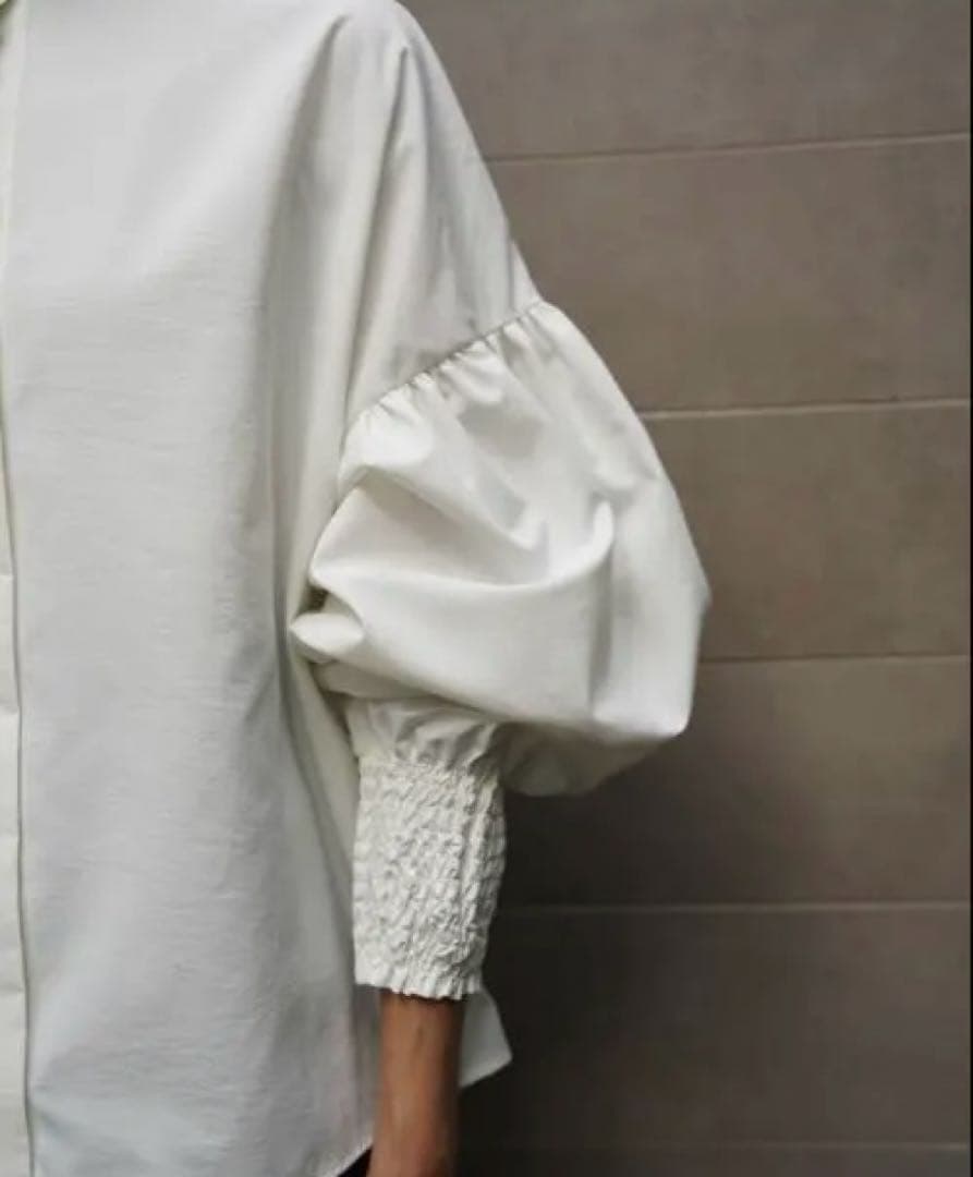 ELLIE シャーリングカフスブラウス