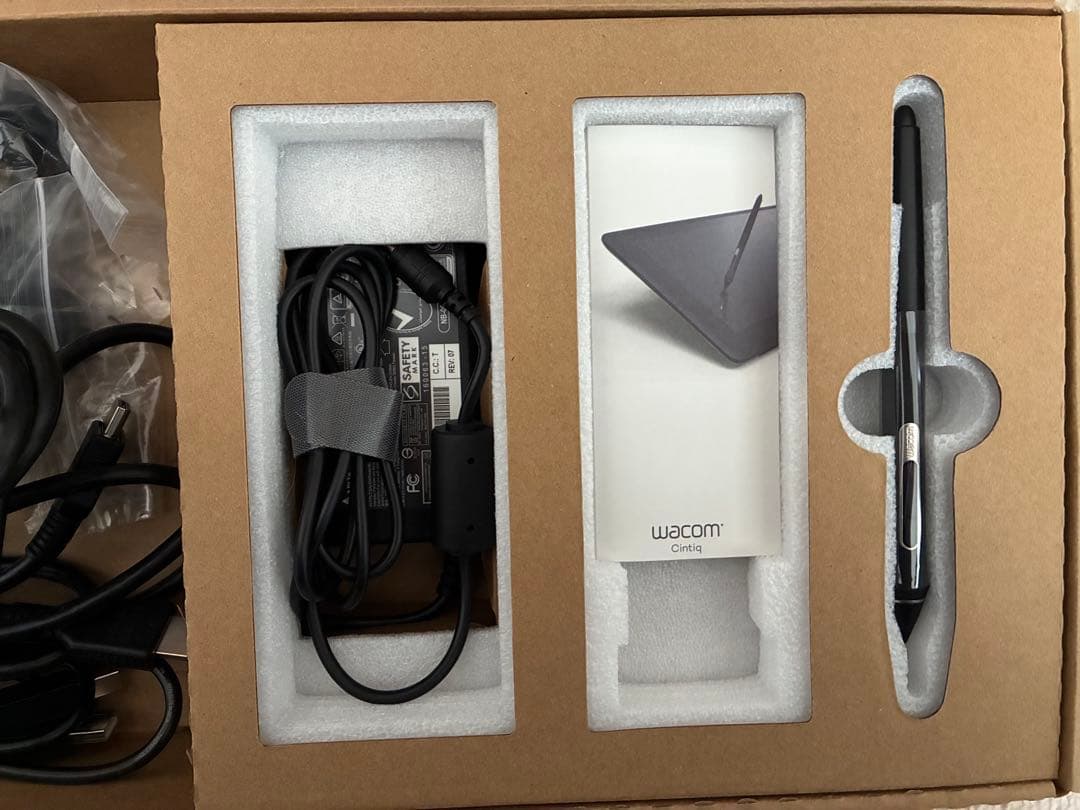 2024年購入Wacom Cintiq22液晶タブレット 21.5型 ほぼ未使用