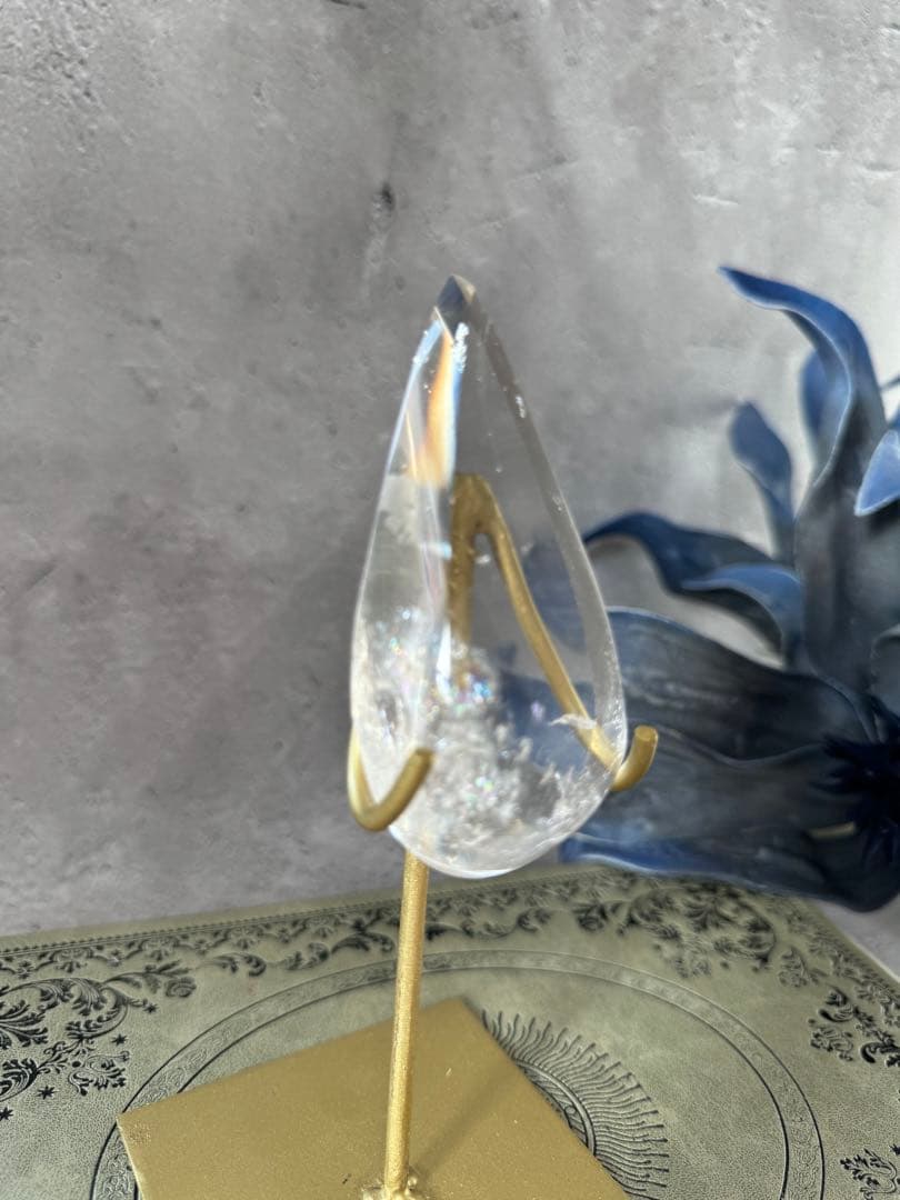 うるるん　雫型　ドロップ　クリアクォーツ　 スタンド付き　置物