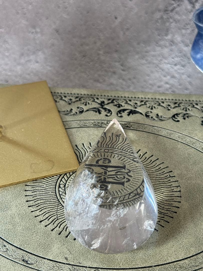 うるるん　雫型　ドロップ　クリアクォーツ　 スタンド付き　置物