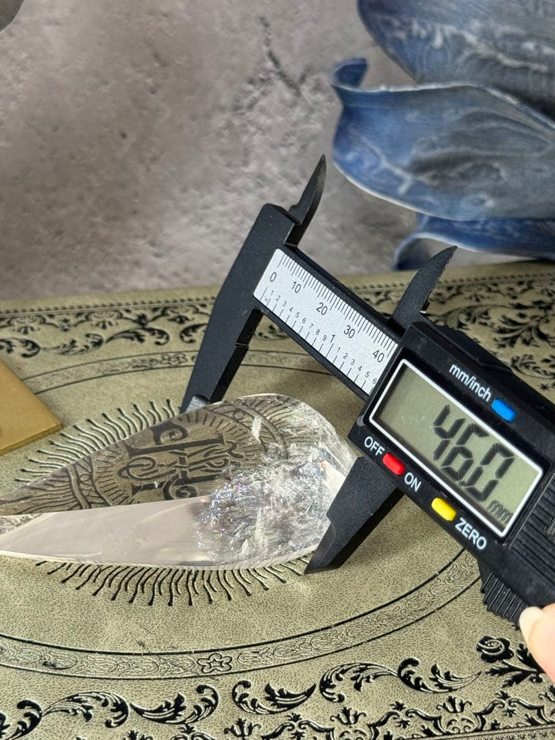 うるるん　雫型　ドロップ　クリアクォーツ　 スタンド付き　置物