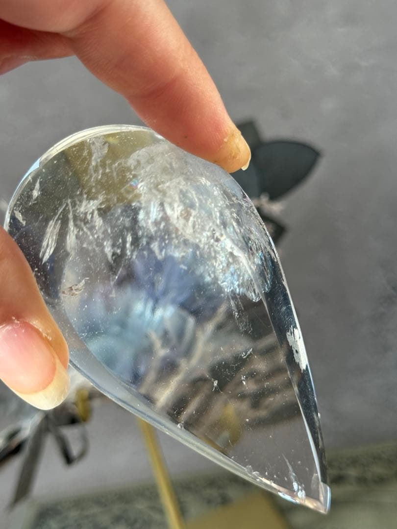 うるるん　雫型　ドロップ　クリアクォーツ　 スタンド付き　置物