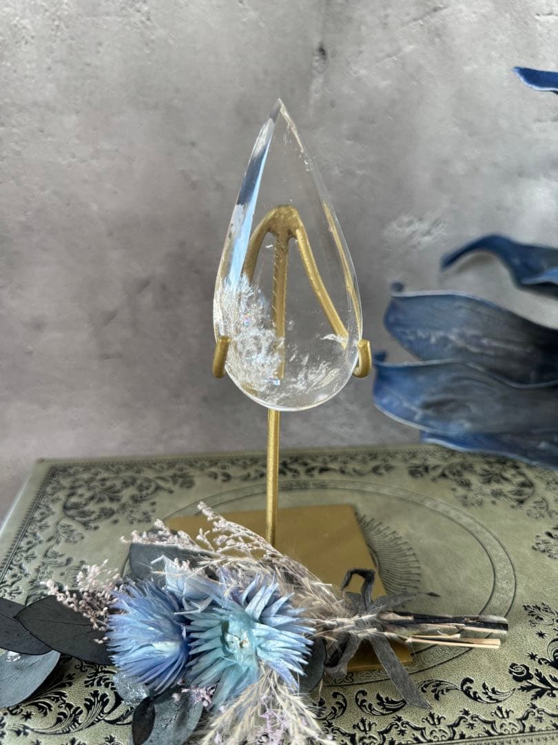 うるるん　雫型　ドロップ　クリアクォーツ　 スタンド付き　置物