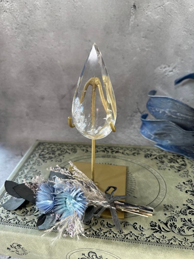 うるるん　雫型　ドロップ　クリアクォーツ　 スタンド付き　置物