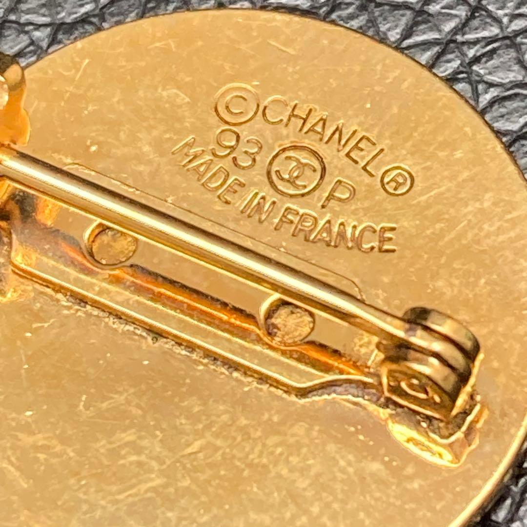 CHANEL ゴールド マトラッセミニバッグ ブローチ