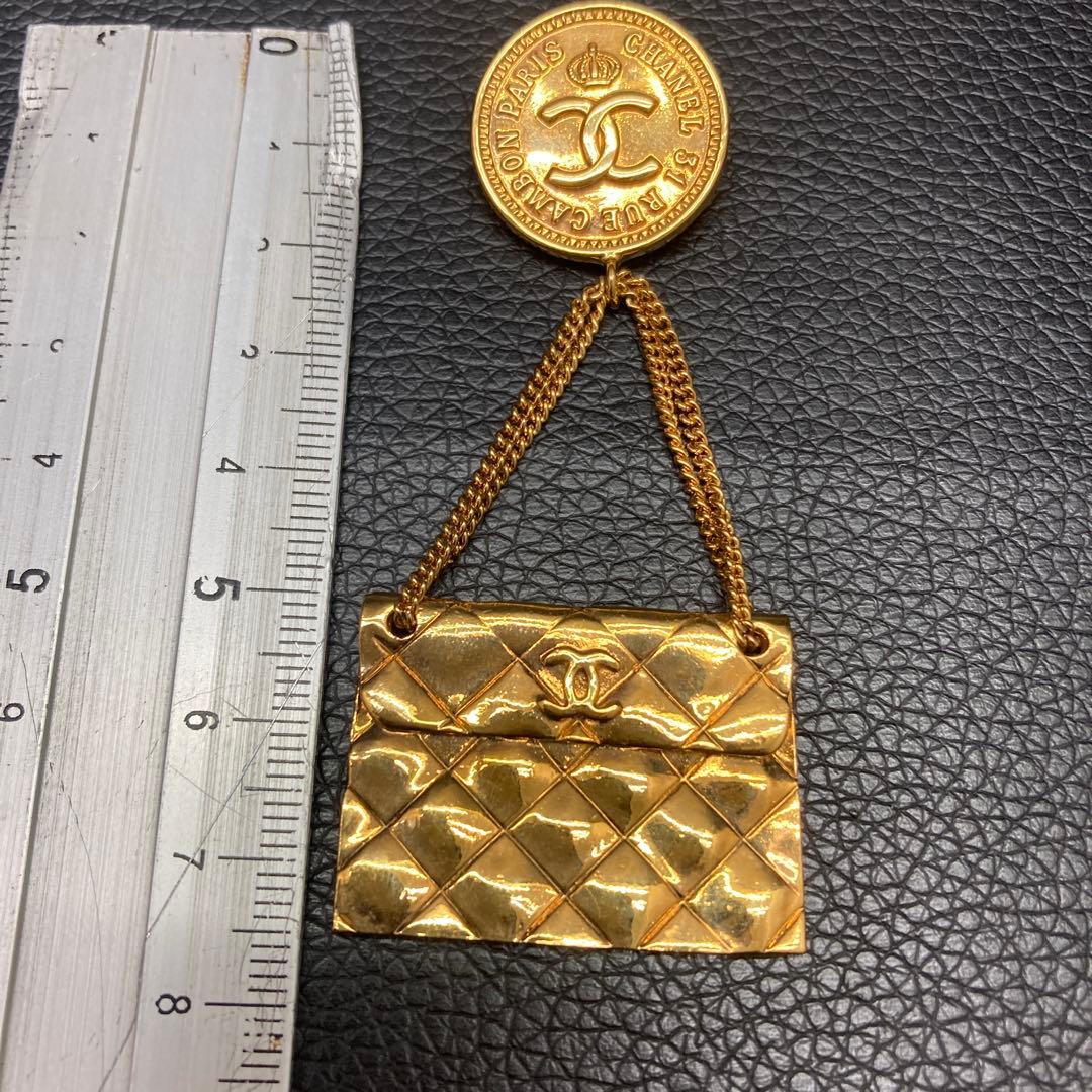 CHANEL ゴールド マトラッセミニバッグ ブローチ